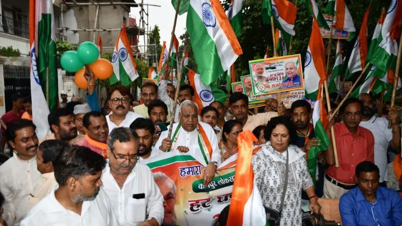 Kanpur: भारत माता की जय उद्घोष के बीच निकाली तिरंगा यात्रा, पचौरी का आह्वान कार्यकर्त्ता अपने वार्ड में लगवाये झंडा