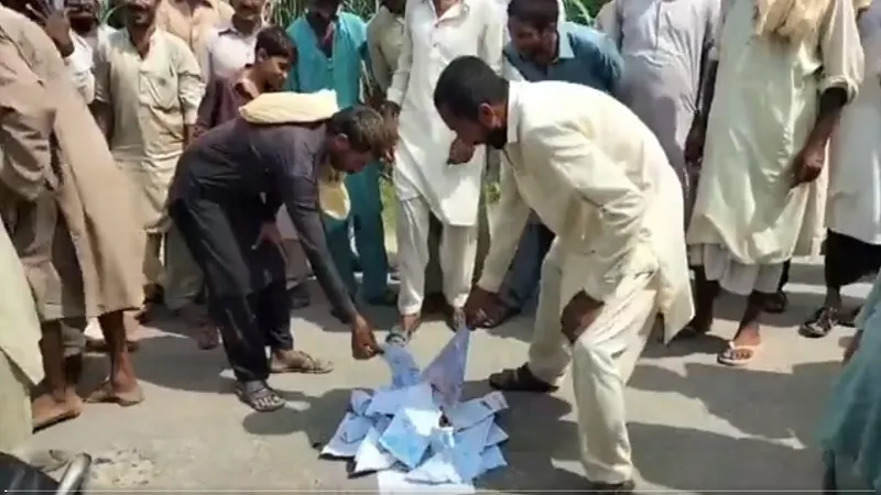 पाकिस्तानी जला रहे बिजली बिल, पाक सरकार लोगों का गुस्सा शांत करने में विफल 