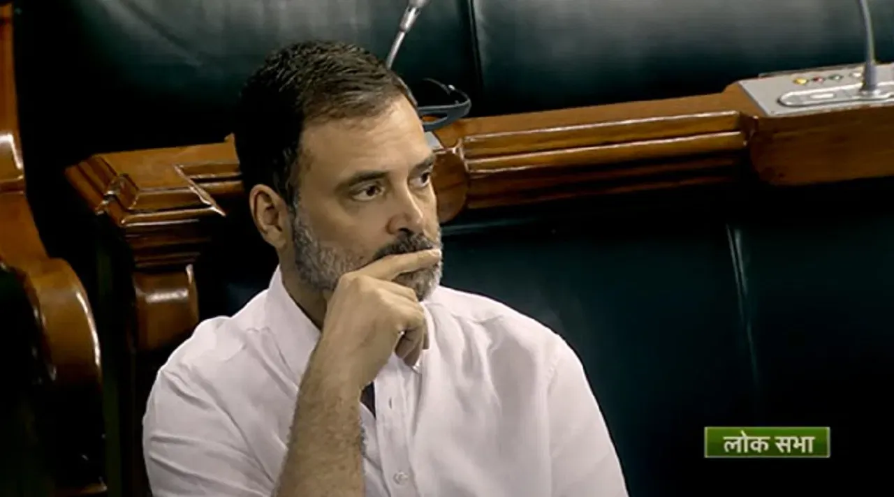 संसद पहुंचे राहुल गांधी, विपक्षी सांसदों ने किया स्वागत 