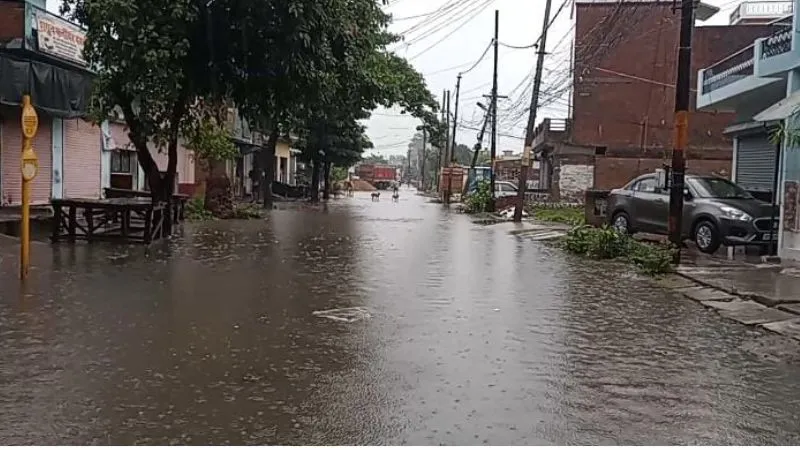 Fatehpur News : सात घंटे की बारिश ने बिगाड़ दिया शहर का हुलिया, नालियों उफनाई, जलभराव की समस्या ने खूब छकाया