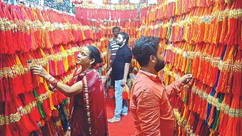 Raksha Bandhan 2023: भैया की कलाई पर बांधूगीं इस बार चंद्रयान, Kanpur के बाजारों में बच्चे मांग रहे चंदा मामा वाली राखी