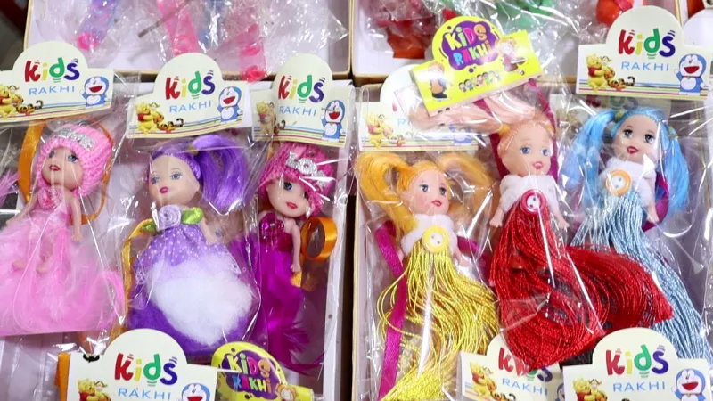 Rakshabandhan 2023 लखनऊ में रक्षाबंधन के त्योहार पर सजे बाजार भाई भौजाई राखी की बढ़ी डिमांड (2)