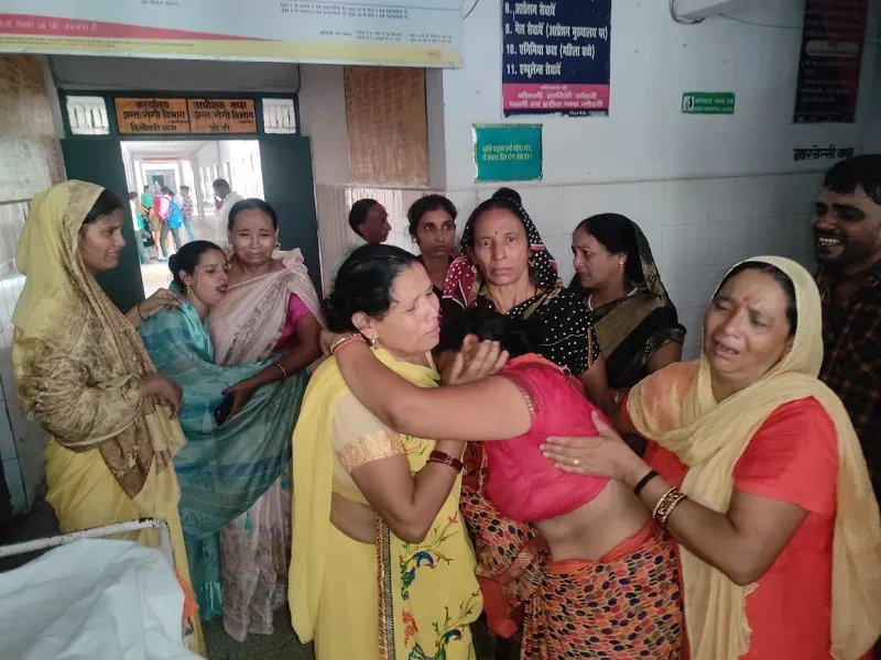 रामपुर : ट्रक ने बाइक सवार पिता-पुत्र को रौंदा, पिता ने तोड़ा दम...परिवार में मचा कोहराम