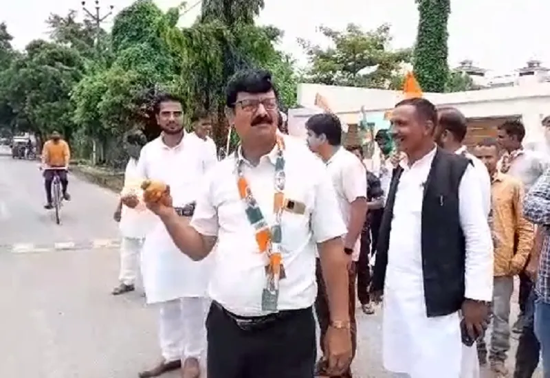 रामपुर : राहुल गांधी की सजा पर रोक लगने से गदगद हुए कांग्रेसी, ऐसी चीज बांटी मच गई लूट...VIDEO VIRAL 