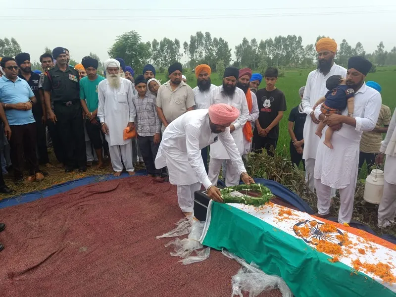 रामपुर : बिलासपुर के जवान की हैदराबाद में मौत, तिरंगे में लिपटकर शव पहुंचा तो रो पड़ा पूरा गांव...राज्यमंत्री ने दी श्रद्धांजलि