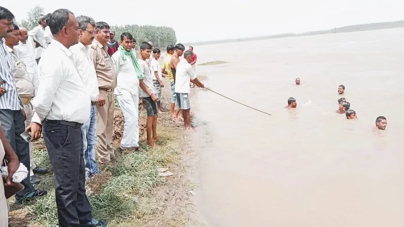 रामपुर: मछली का शिकार देखने गया किशोर नदी में डूबा, बचाने की कोशिश में नाकाम हुए लोग