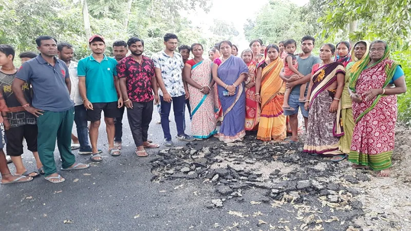 रामपुर: 22 करोड़ की लागत से तैयार हो रही सड़क उधड़ी, आक्रोशित ग्रामीणों ने किया हंगामा, डीएम ने की जांच कमेटी गठित