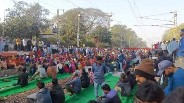  पश्चिम बंगाल: बीरभूम जिले के मुरारई स्टेशन में लोगों ने किया चक्का जाम, कई ट्रेन फंसी 