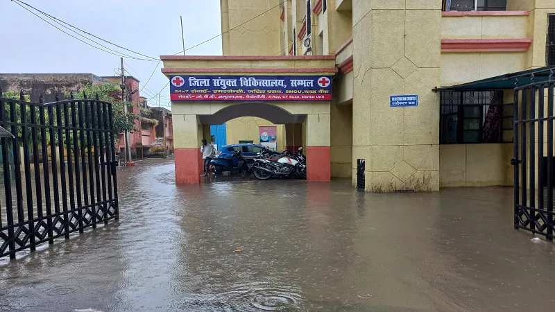 संभल: लगातार बारिश से जलभराव, कई जगह मकान गिरे 