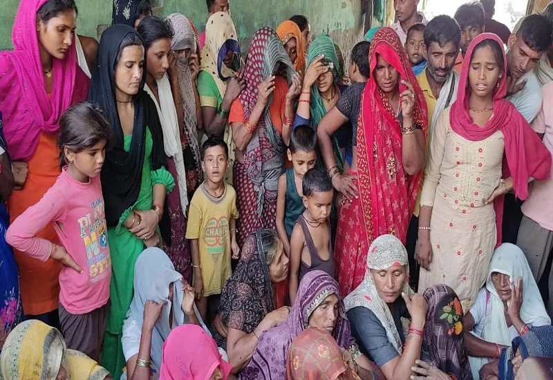 संभल : पत्नी व प्रेमी ने हत्या कर थाने के नजदीक घर में फेंका शव, केस दर्ज कराने को ग्रामीणों ने थाने पर किया हंगामा