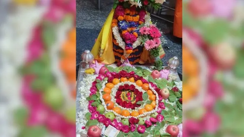 Sawan 6th Somwar 2023 : गंगा स्नान के बाद भक्त कर रहे बाबा के दर्शन, शिव मंदिरों में सुबह से लगी कतारें