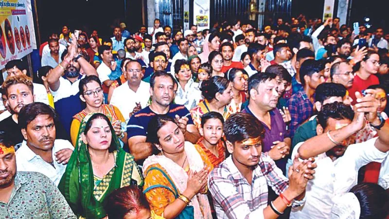 Sawan Somwar 2023: सावन का पांचवां सोमवार, शिव मंदिरों में भक्तों की भीड़, जयकारों के साथ लाइन में लगकर कर रहे दर्शन