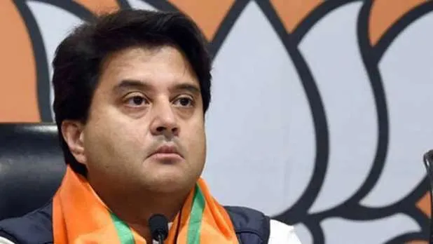 सिंधिया ने एएआई हवाई अड्डों की टर्मिनल इमारतों की वास्तुकला से जुड़ी किताब का किया विमोचन 