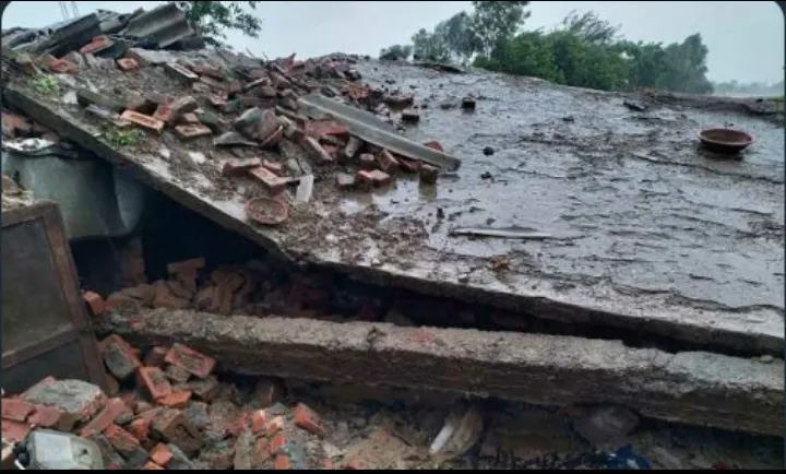 काशीपुर: बारिश से मकान ध्वस्त, परिवार के पांच सदस्य मलबे में दबे 