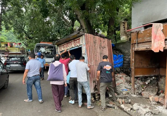 गरमपानी: एक दर्जन से ज्यादा अतिक्रमणकारियों ने छोड़ दी एनएच की जमीन