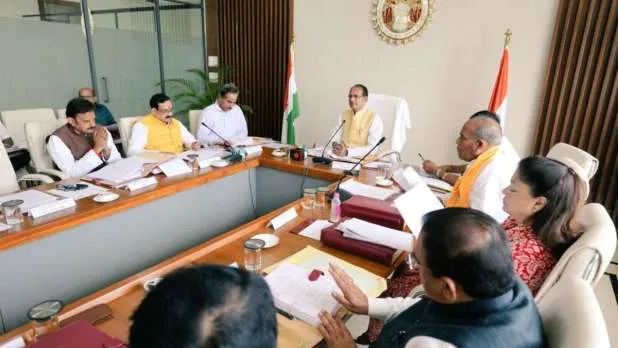 सावन में 450 रुपए में गैस सिलेंडर को कैबिनेट की स्वीकृति, बिजली के बढ़े बिल स्थगित 