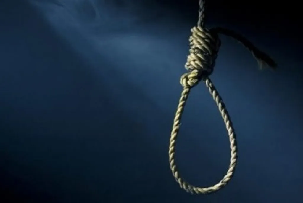 संभल: पट्टे से लटका मिला महिला का शव, मचा हड़कंप