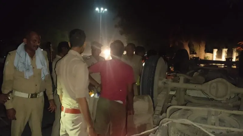 Unnao Accident : लखनऊ-कानपुर हाईवे पर पिकअप पलटी, तीस कांवड़िए घायल, लोधेश्वर महादेव के दर्शन कर लौट रहे थे