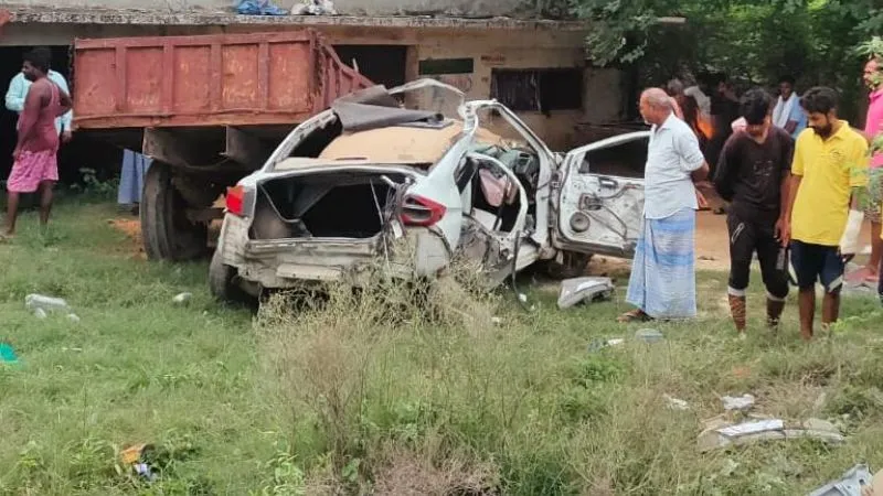 Accident In Unnao : तेज रफ्तार का कहर, कार सड़क किनारे खड़ी ट्रॉली से टकराई, दो की मौके पर मौत, तीन गंभीर