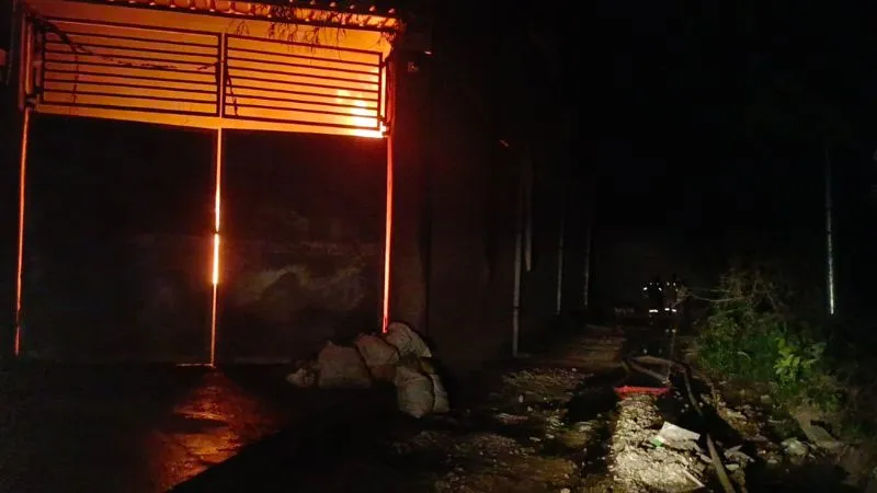 Fire In Unnao : तिरपाल फैक्ट्री में लगी आग, धुआं उठता देख लोगों में मचा हड़कंप, लाखों का नुकसान