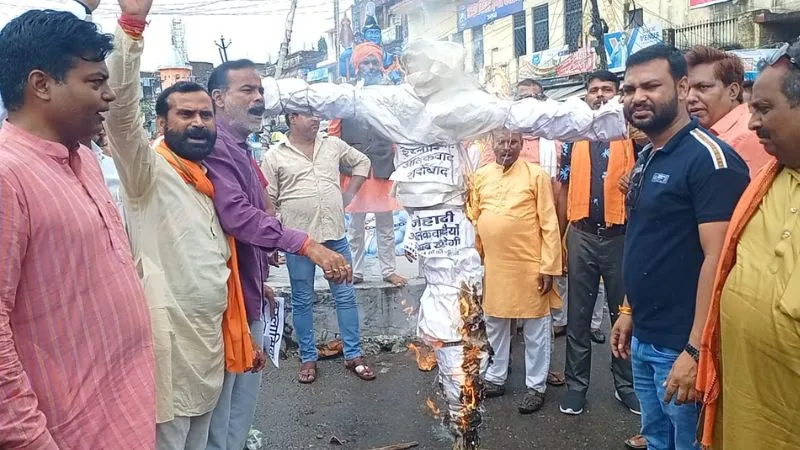 मेवात में हिंसा को लेकर Unnao में प्रदर्शन, विहिप व बजरंग दल ने फूंका आतंकवाद का पुतला, मुर्दाबाद के लगाए नारे