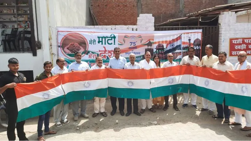 Unnao में मेरी माटी मेरा देश के तहत बांटा गया तिरंगा, अग्रजों को किया गया सम्मानित