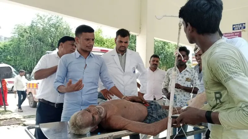 Unnao News: मवेशी फसल कर रही खराब, किसान ने निगला जहरीला पदार्थ, जिला अस्पताल में भर्ती