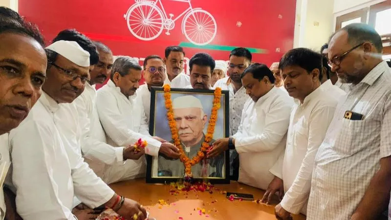 Unnao: सपाइयों ने पूर्व सांसद व मंत्री स्व.अनवार अहमद का मनाया 101वां जन्मदिन, माल्यार्पण कर दी श्रद्धांजलि