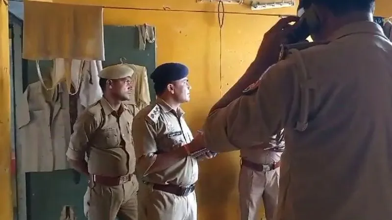 Unnao News: पुलिस लाइन के आवास में फंदे से लटका मिला सिपाही का शव, घटनास्थल के पास में मिला सुसाइड नोट