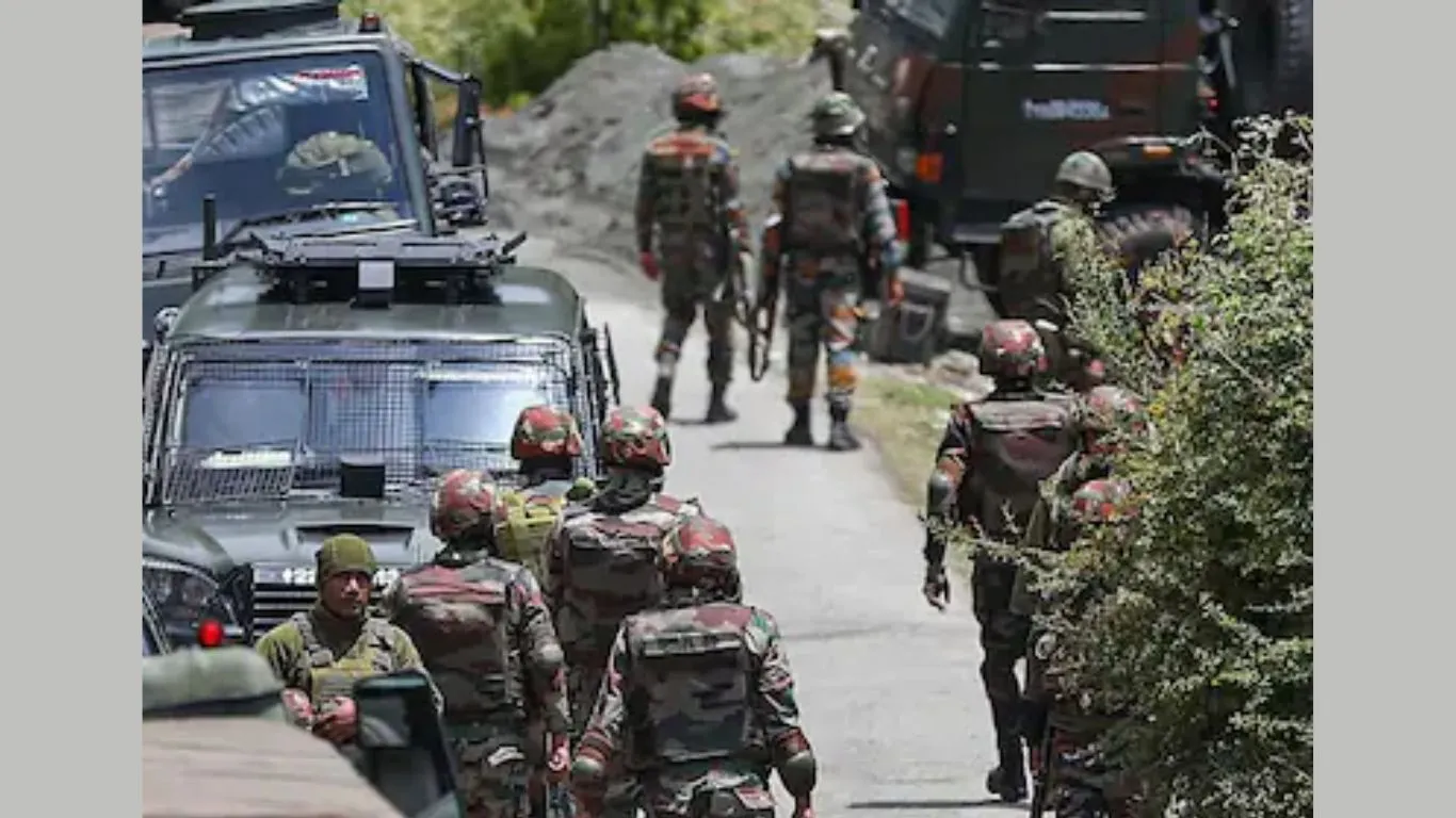 जम्मू-कश्मीर : कुलगाम में शुक्रवार को हुई मुठभेड़ में तीन जवानों की हत्या करने वाले आतंकवादियों की तलाश जारी 