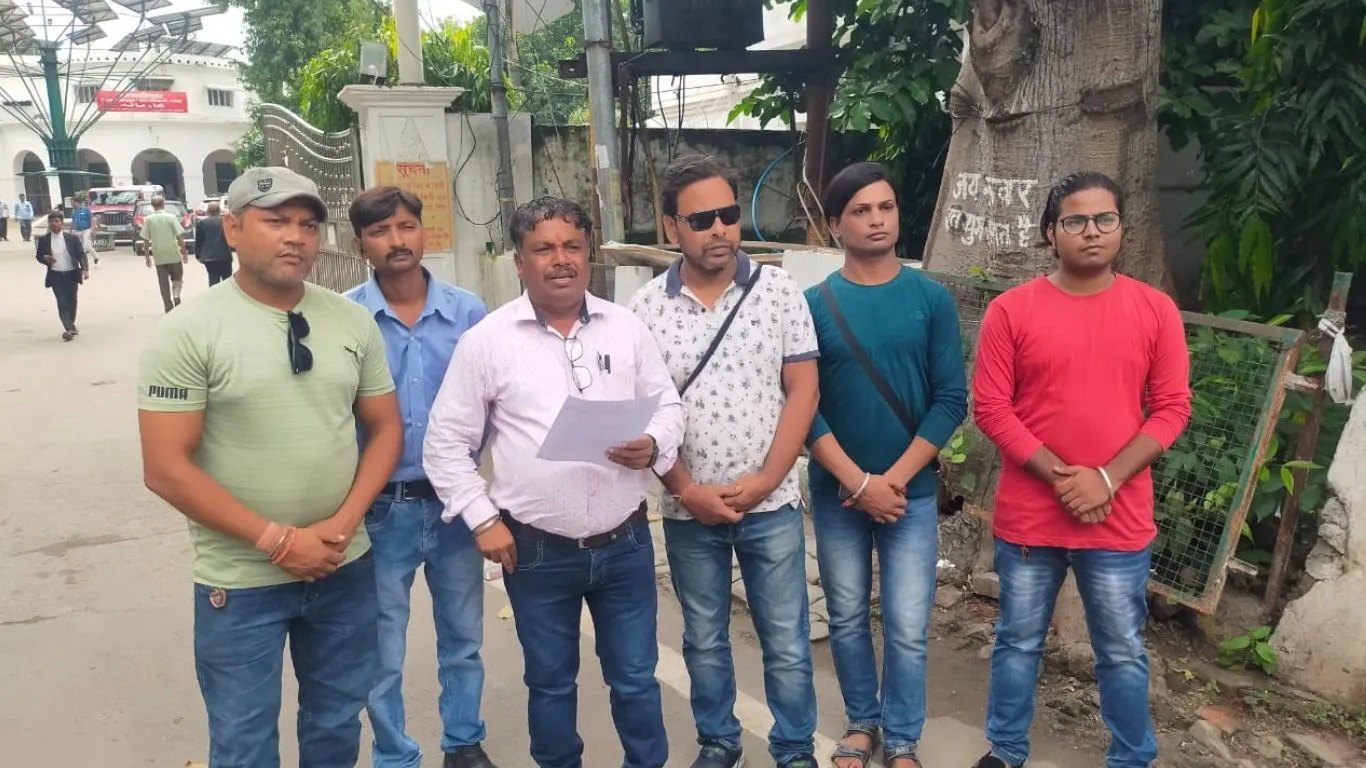 बरेली: धार्मिक और सांस्कृतिक कार्यक्रमों में फूहड़ता पर लगे रोक, कलाकार वेलफेयर ट्रस्ट ने दिया ज्ञापन