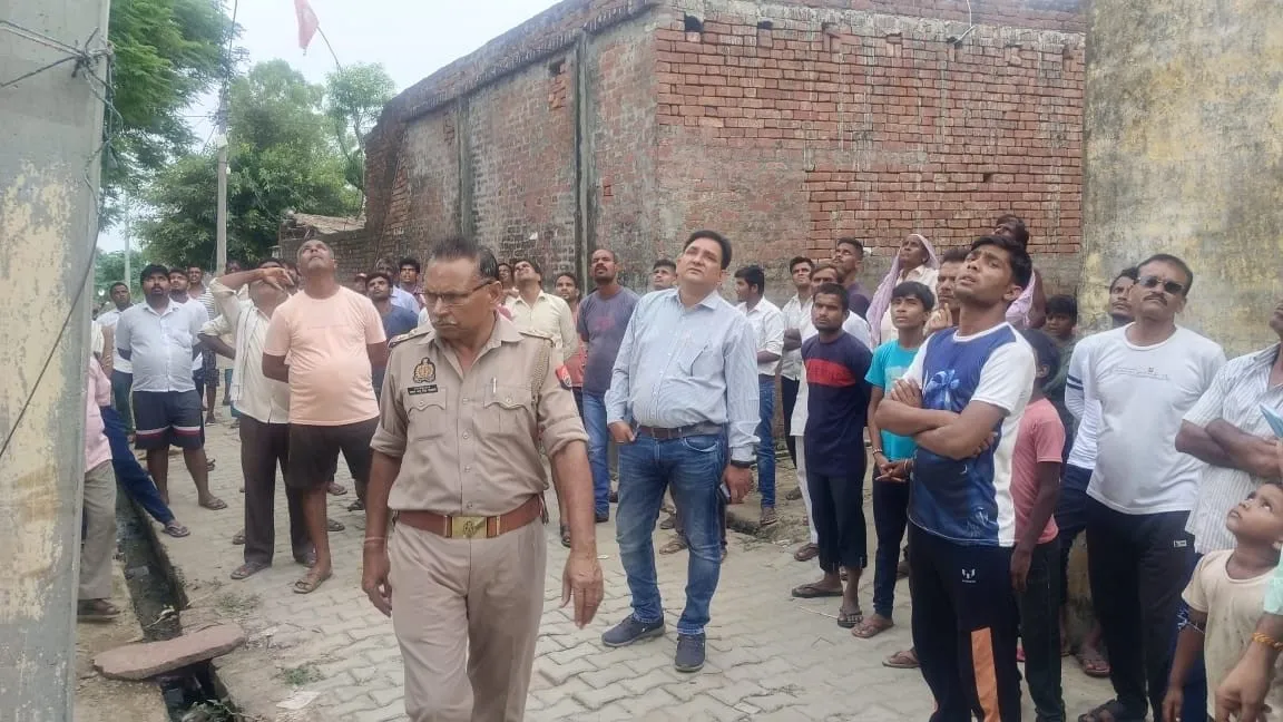 संभल: विद्युत पोल में करंट से मासूम की मौत ,लाइनमैन पर लापरवाही का आरोप