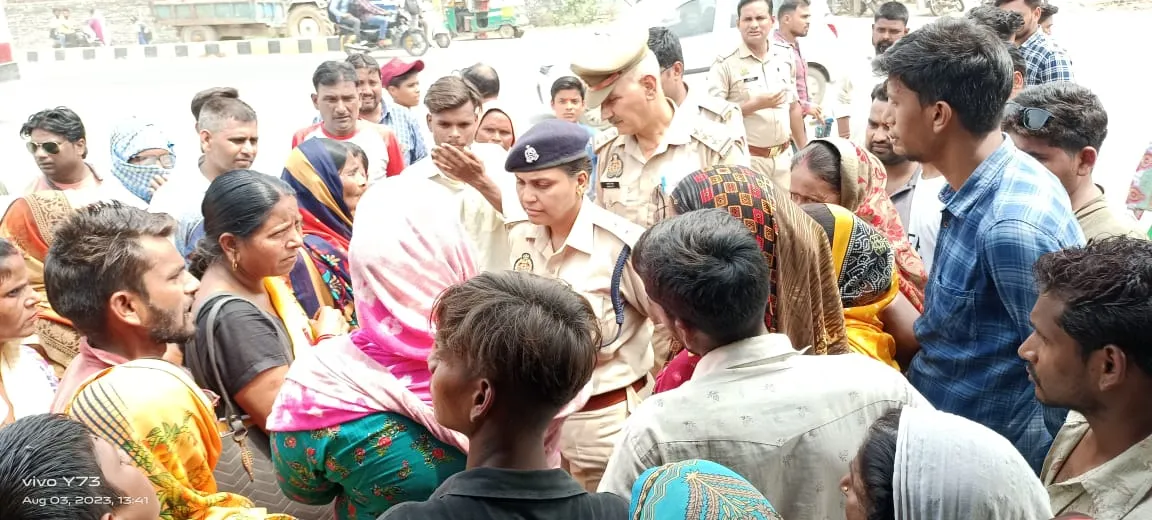 बरेली: रेलवे फाटक बंद होने से बढ़ी लोगों की समस्या, लगाया जाम 