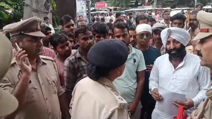 बरेली: ई-रिक्शा के रूट निर्धारित होने पर चालकों में रोष, डीएम को सौंपने पहुंचे ज्ञापन