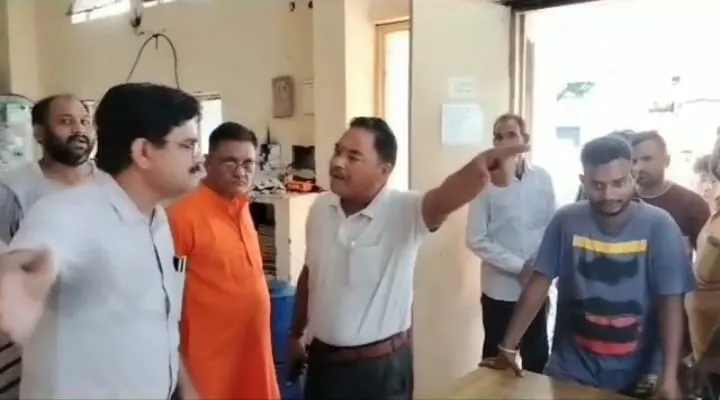 रामनगर: विद्युत आपूर्ति ठप होने से भड़के लोगों की अधीक्षण अभियंता से हुई  नोकझोंक   