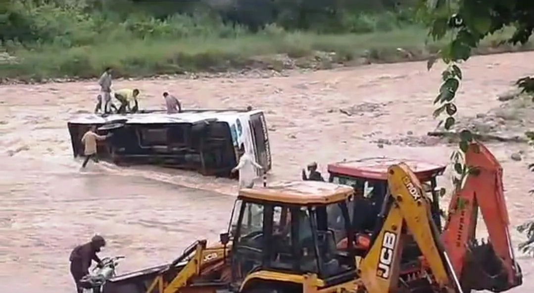 रामनगर: धनगढ़ी नाले के उफनाये नाले में पलटी बस, यात्री सुरक्षित                  