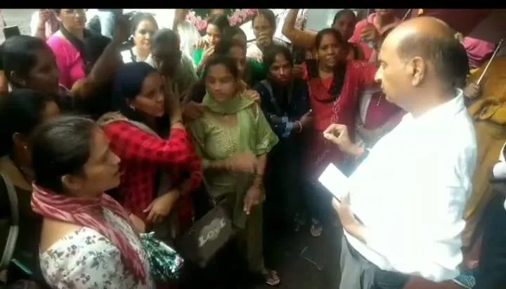 रामनगर: सुविधा न मिलने से नाराज  महिलाओं ने कॉलोनाइजर्स के कार्यालय पर काटा हंगामा