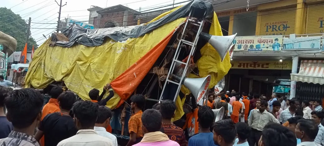 बरेली: ट्रक की टक्कर से दो कांवड़िए गंभीर रूप से घायल, हरिद्वार से जल भर कर ला रहे थे अपने गांव के लिए