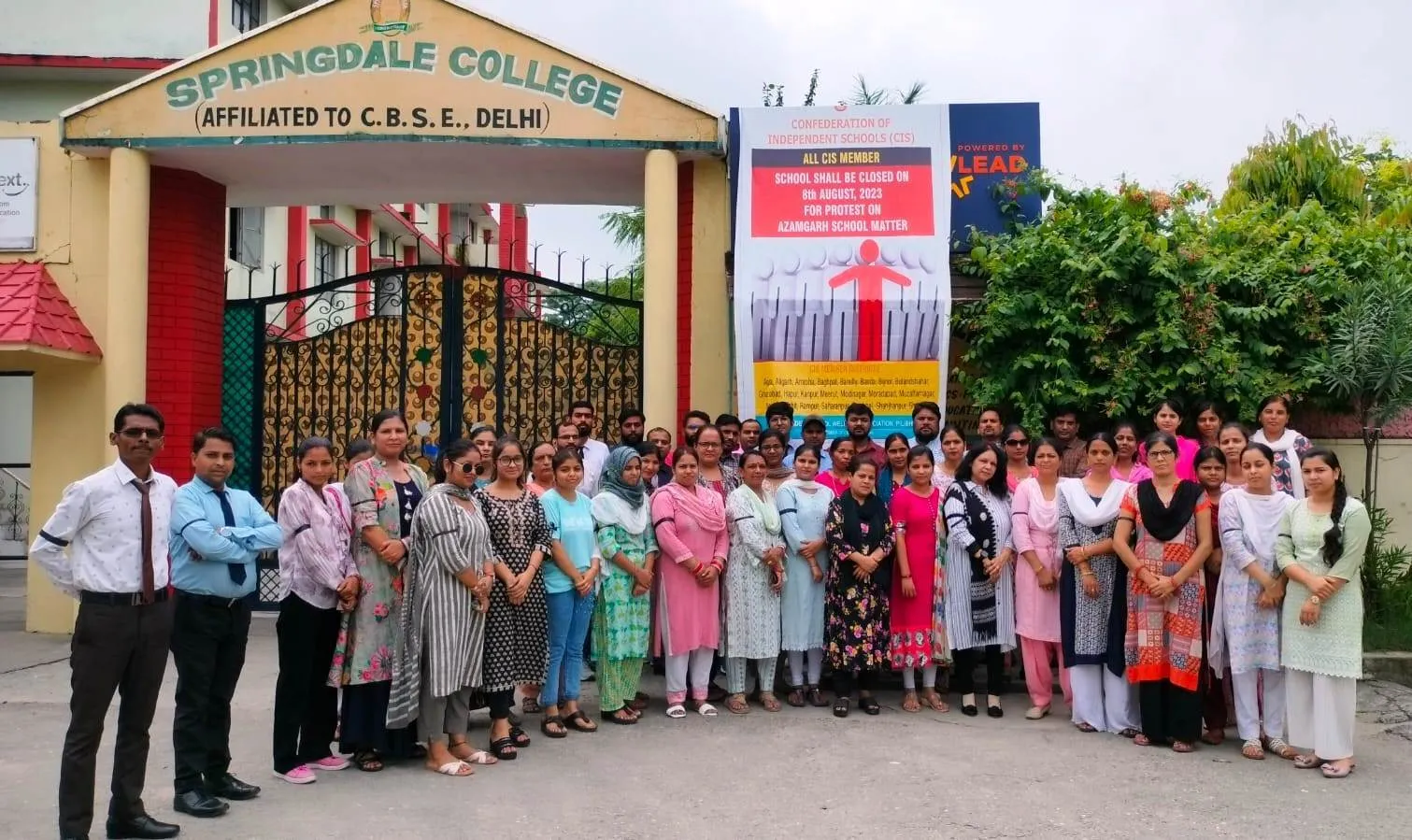 पीलीभीत: आजमगढ़ कांड को लेकर बंद रहे स्कूल, काली पट्टी बांधकर जताया विरोध