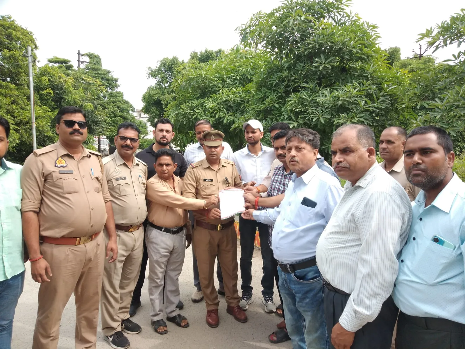 शाहजहांपुर: अवैध बस स्टैंड हटाने को लेकर चौकी प्रभारी को दिया ज्ञापन