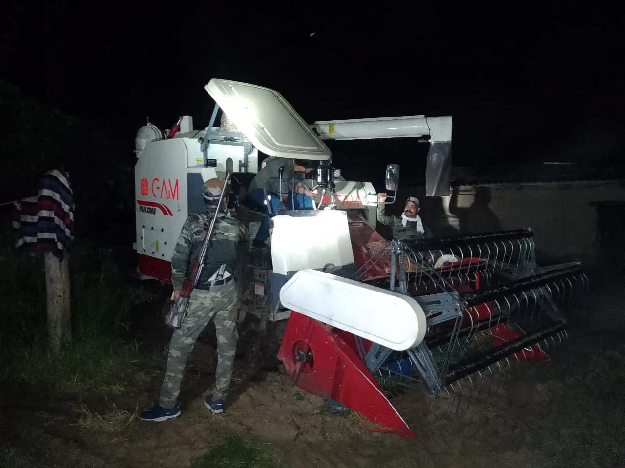 रामनगर: वन भूमि पर लगाए धान काटती कंबाइन सीज