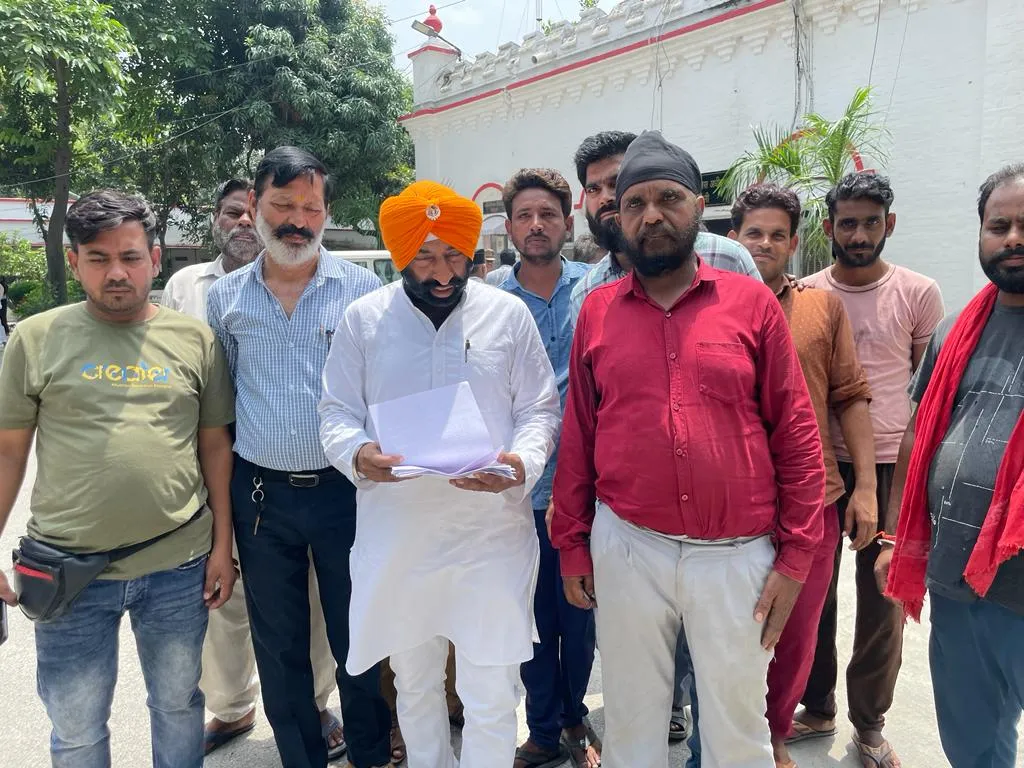 बरेली: ट्रैफिक पुलिस की मनमानी से हो रही ई-रिक्शा चालकों को परेशानी, एसएसपी से मिले