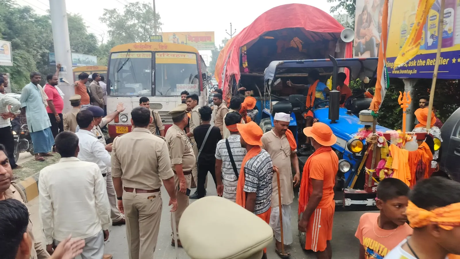 बरेली: Phoenix Mall के सामने ट्रक ने ट्रैक्टर-ट्रॉली को मारी टक्कर, गुस्साए कांवड़ियों ने लगाया जाम