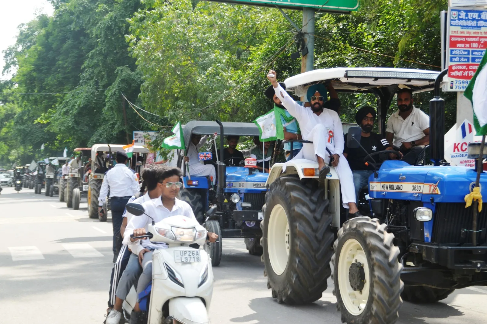 पीलीभीत: ट्रैक्टर पर सवार होकर निकले भाकियू कार्यकर्ता, उठाई किसानों की समस्याएं...