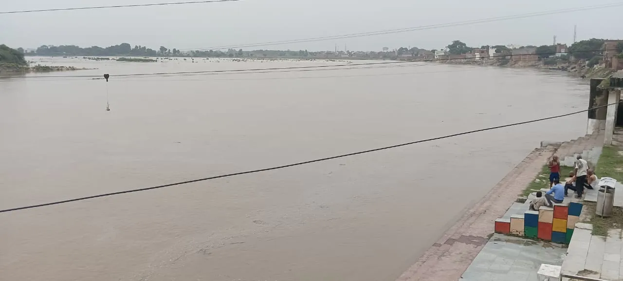 शाहजहांपुर: जिले की चार नदियां उफान पर, गांव के साथ-साथ शहर में भी बढ़ी चिंता