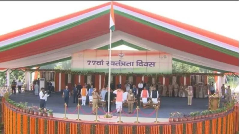 देहरादून: सीएम धामी ने ध्वजारोहण कर देश के लिए सर्वोच्च बलिदान देने वालों का किया स्मरण 