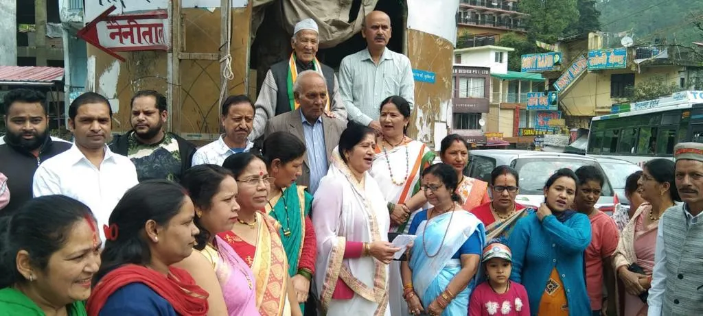 भवाली: आजादी के मतवालों को किया याद, चौराहे पर किया ध्वजारोहण