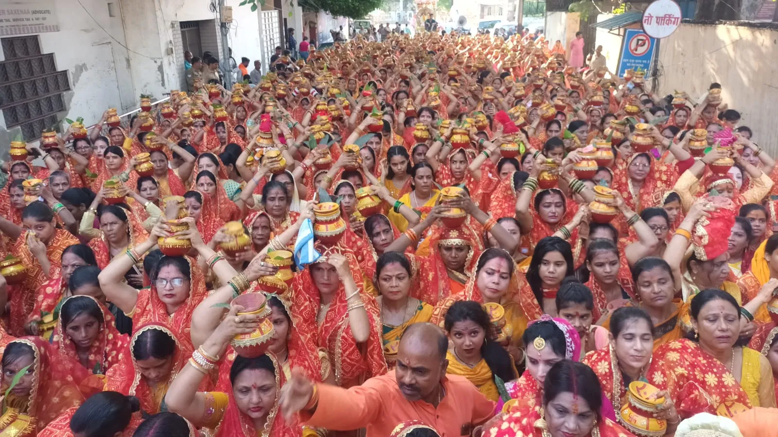 शाहजहांपुर: ऐतिहासिक कलश यात्रा में उमड़ीं महिलाएं, शिव महापुराण कथा शुरू