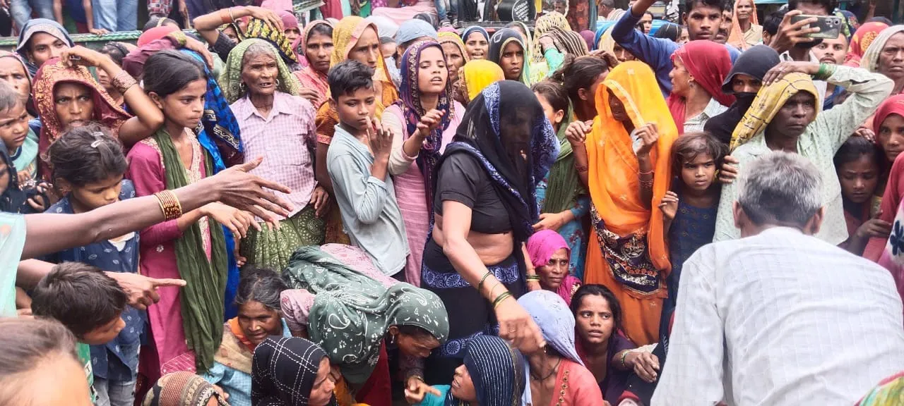 अमरोहा: कार्रवाई की मांग को लेकर परिजनों ने शव रखकर किया अलीगढ़ मार्ग जाम