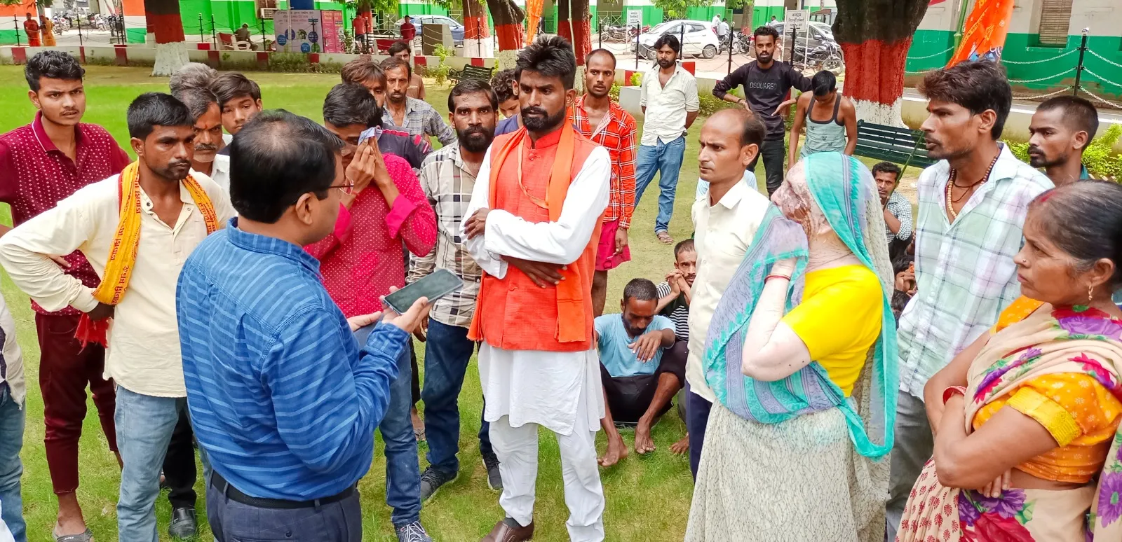लखीमपुर-खीरी: मंदिर हटाए जाने पर भड़के ग्रामीण, डीएम कार्यालय पर दिया धरना 